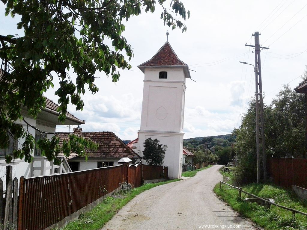 Privit dinspre nord Turnul inclinat - Cireseni
