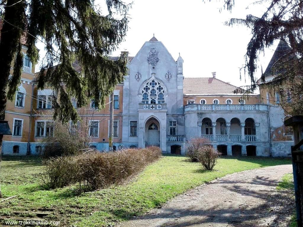 Privire din fata Castelul Ugron - Zau de Campie