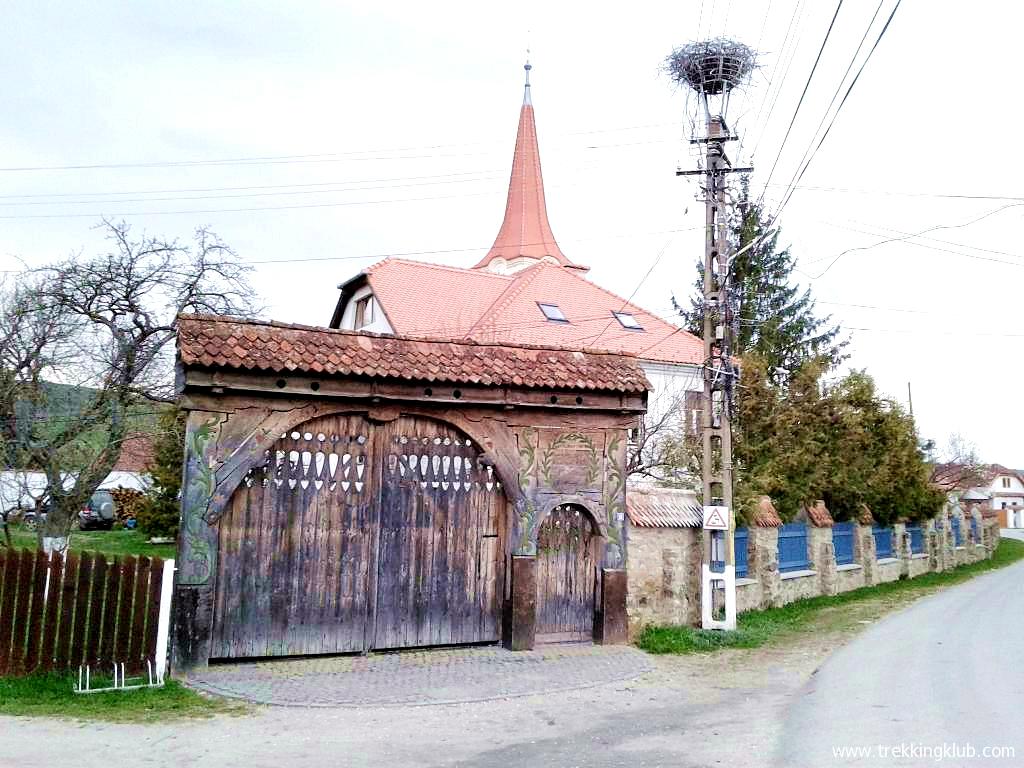 Poarta din fata parohiei Poarta secuiasca - Ocland