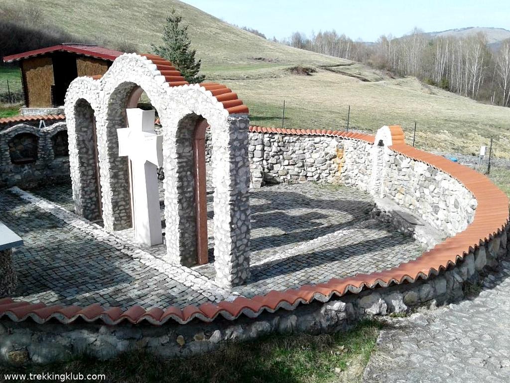 Inconjurat cu zid de piatra Izvorul Sfantului Ghelasie - Bradesti