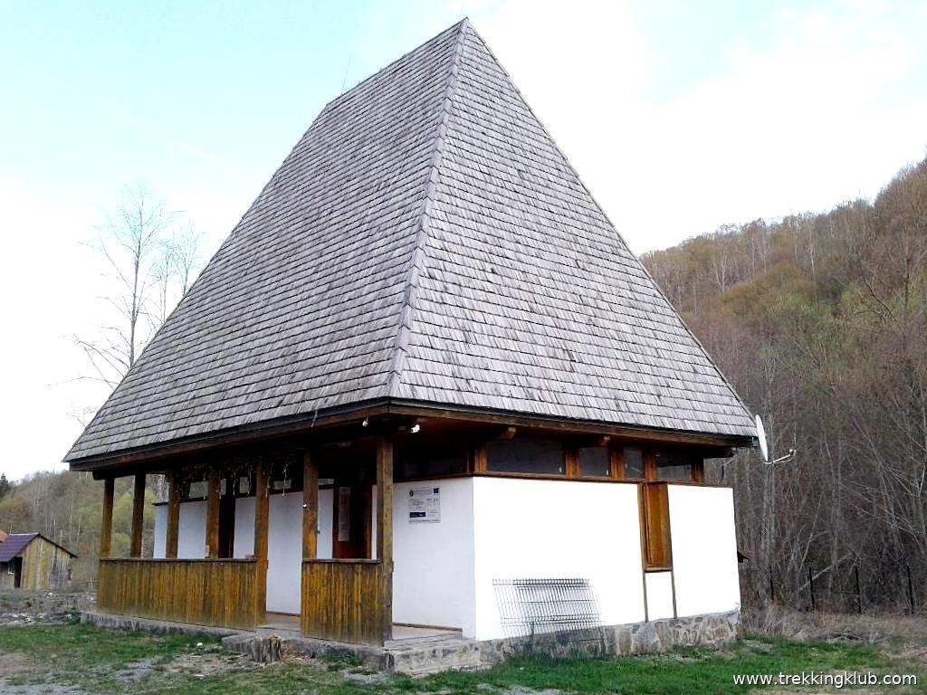 Refugiu langa drum Refugiul Valea Barnii - Cojocani
