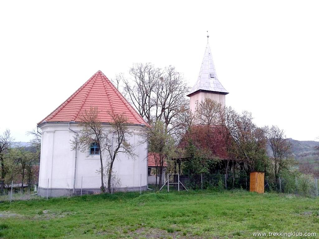 Privire din spate Biserica reformata - Torba