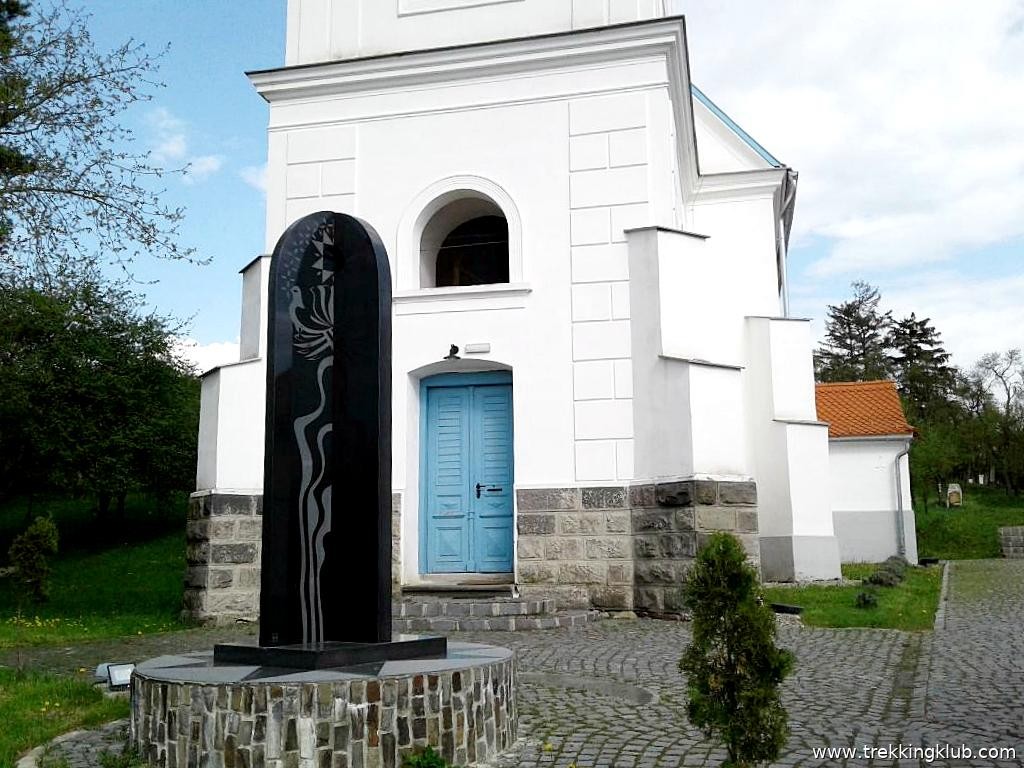 Opera de arta in fata turnului bisericii Biserica unitariana - Oraseni