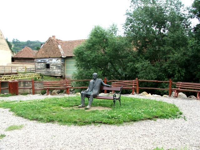 Parcul din fata scolii Statuia marelui povestitor Benedek Elek