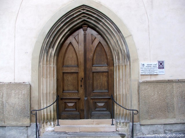 Intrarea bisericii Ursuline Biserica Ursuline si Biserica Franciscana - Sibiu