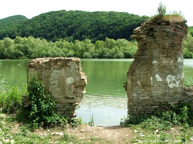 Ramasitele unei cladiri Pe malul lacului - Bezidu Nou
