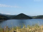 Barajul de la Zetea Piramida de pe lac baraj Zetea Subcetate lac