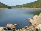 Barajul de la Zetea Pescari cu barca baraj Zetea Subcetate lac