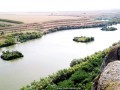 Pestera Sfantul Ioan Casian Lac artificial cu 3 insule verzi patrate Pestera Sfantul Ioan Casian