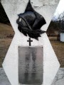 Biserica de lemn - Tulghes Inscriptia de pe monument Tulghes biserica lemn cimitirul eroilor Sfantii Arhangeli Mihail Gavril