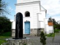 Biserica unitariana - Oraseni Opera de arta in fata turnului bisericii Oraseni biserica unitariana