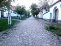 Biserica fortificata - Viscri Strada pavata cu pietre rotunde Viscri biserica evangelica fortificata cetate taraneasca