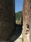Cetatea Poienari Printre ziduri cetatea Poienari Poenari