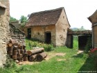 Curtea familiei care locuieste in fortificatie