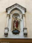 Statuia deasupra intrarii Statuia deasupra intrarii