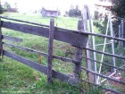 Valea Boros - Lunca de Jos Portita din gard Muzeul satului skanzen pensiunea Valea Boros