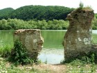 Pe malul lacului - Bezidu Nou Ramasitele unei cladiri Bezidu nou lac