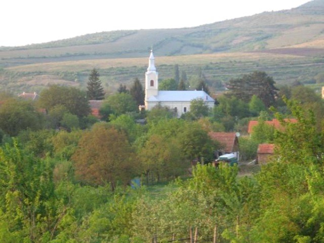Doar un sat obisnuit Just an ordinary village<br /> Minis