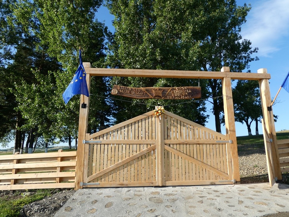 Intrare in incinta geoobiectivului Casa Babei Vrancioaia - Barsesti