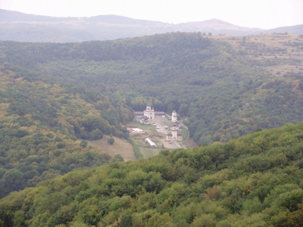 Mănăstirea Tăuți văzută de la cetate Cetatea Fetei - Floresti