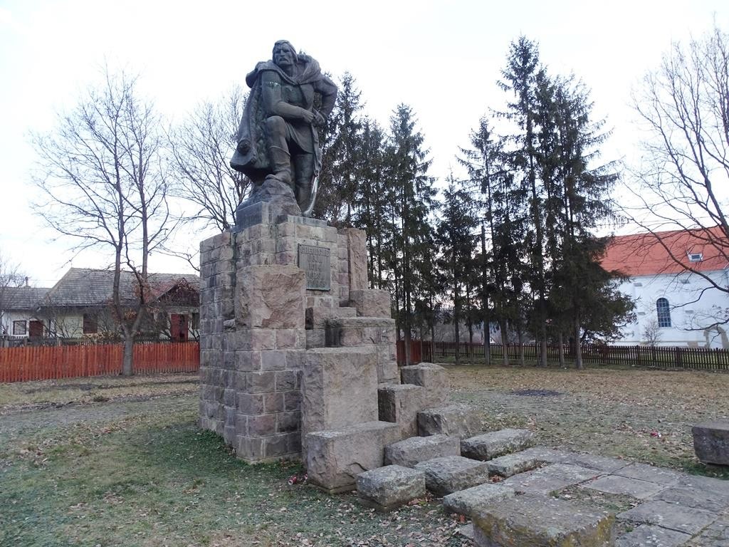 Monumentul închinat lui Gheorghe Doja In imagine sunt și pietrele între care se află geocutia. Dalnic