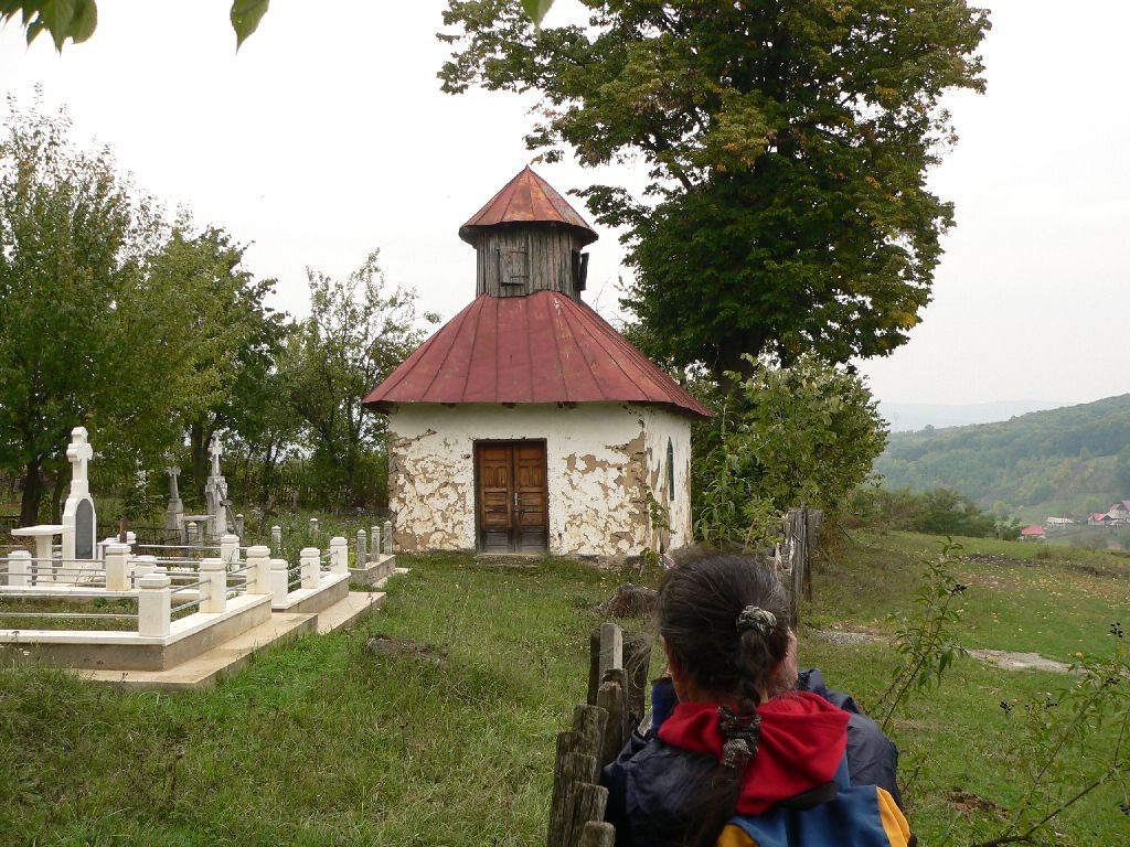 Bisericuta veche din cimitirul Bogdanei