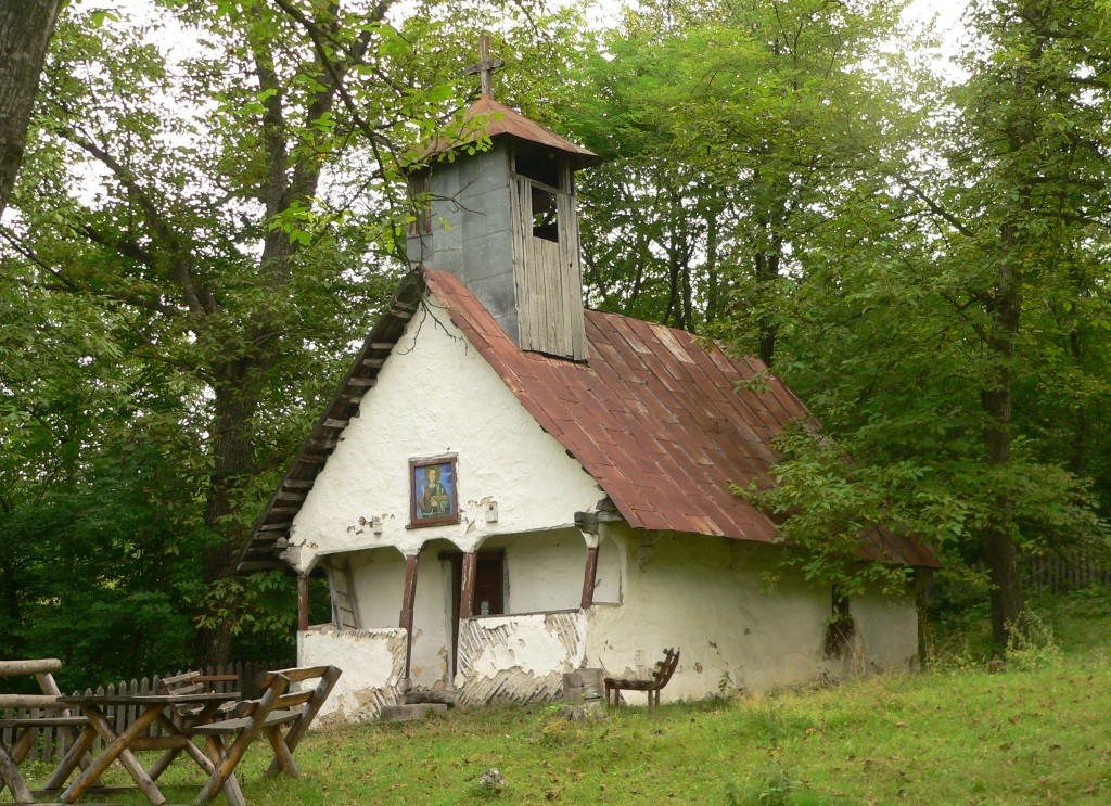 Biserica veche din satul Ponoare