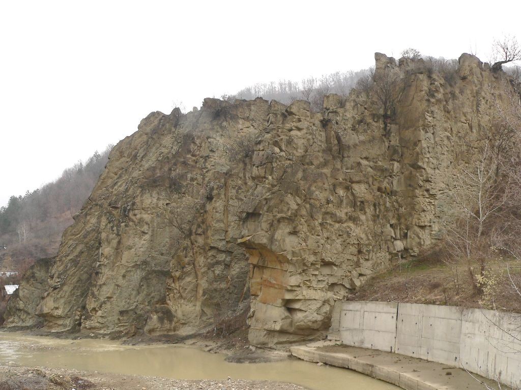 Stancile de la Scruntaru Milcovul le ocoleste pentru a se intalni cu Reghiul<br /> Rezervatia geologica Reghiu-Scruntaru