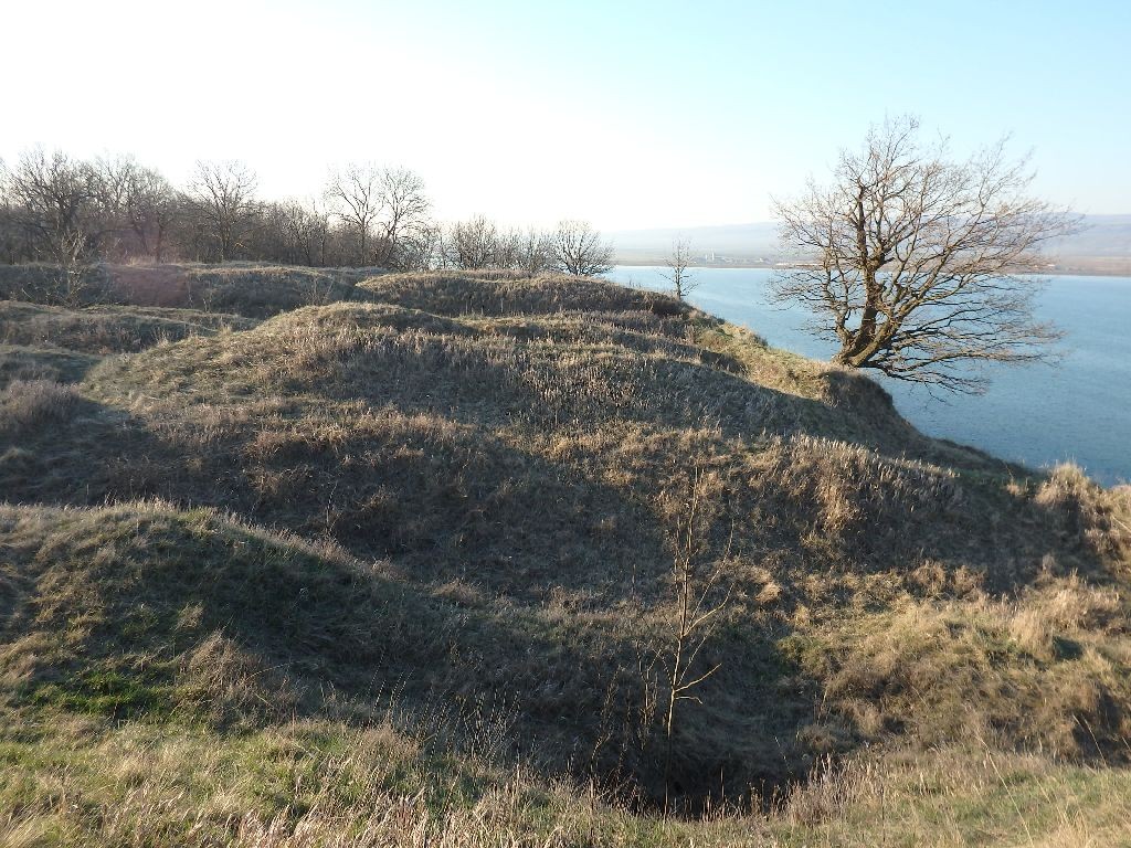 Cetatea dacica Racatau - urme -1 Cetatea dacica Racatau