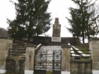Intrarea in cimitir