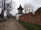 Latura (de vest) cu intrarea principala in incinta manastirii