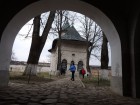 Fosta Manastire Mera Vedere spre biserica, de sub gangul intrarii in incinta manastirii mera vrancea cantemir